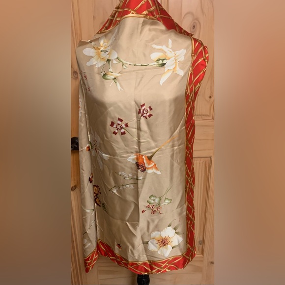 Echo vintage woman’s square scarf. Excellent condition. Beautiful flowers - Picture 3 of 4